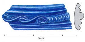 BRC-3593 - Bracelet Geb. 23verreBracelet en verre bleu à cinq côtes, plus épaisses au centre. La côte centrale est ornée d'un décor plastique de zigzags.