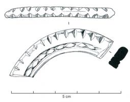 BRC-4045 - Bracelet fermé décoréjaisBracelet fermé, de section plate, à jonc orné d'encoches perpendiculaires sur la tranche externe et d'une ligne continue sur les faces planes : nombreuses variantes.