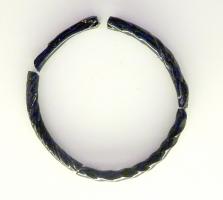 BRC-8001 - BraceletverreBracelet à jonc étroit, verre très sombre d'aspect noir ; décors de torsades plus ou moins resserrées.