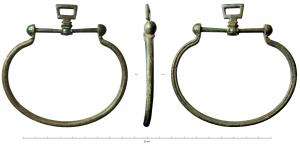BSE-8001 - AumônièrebronzeAumônière dont l'armature en bronze étamé est constituée de deux arcs outrepassés, articulés sur un axe. Une attache de suspension mobile est maintenue par un rivet  au centre de l'axe