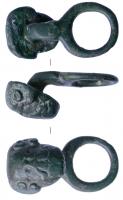 BTA-4001 - Bouton à anneaubronzeTPQ : 1 - TAQ : 120Bouton à anneau, composé d'un anneau circulaire d'où émerge une tige coudée à angle droit et terminée par une tête de Jupiter Ammon (barbe, cornes de bélier).