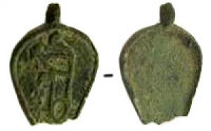 BTS-4080 - Boîte à sceau en forme de gouttebronzeBoîte à sceau en forme de goutte, dont le couvercle est creusé d'émaux champlevés figurant un phallus de profil, peut-être avec des pattes.