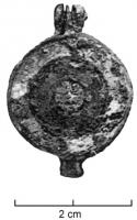 BTS-4097 - Boîte à sceau circulairebronzeBoîte à sceau circulaire, à couvercle plat (pointe de calage au revers) dont la face externe est creusée de deux couronnes d'émail autour d'un cercle lui aussi émaillé ; bouton à la base.