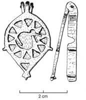 BTS-4110 - Boîte à sceau en forme de gouttebronzeBoîte à sceau en forme de goutte, couvercle plat (pointe de calage), face supérieure creusée d'un cercle de triangles émaillés juxtaposés, entourant une silhouette de lièvre à gauche, également émaillée.