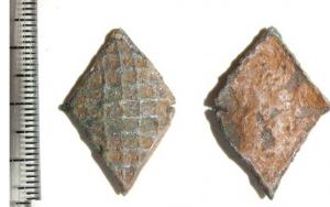 BTS-4194 - Boîte à sceau losangiquebronzeBoîte à sceau de forme losangique, couvercle plat émaillé divisé en nombreuses loges d'émail rectangulaires, disposées verticalement et donc coupée par les bords ; bouton terminal.