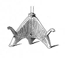CHL-6003 - Chandelier à piètement tripodebronzeTPQ : 1200 - TAQ : 1350Chandelier composite, formé d'éléments sertis sur un axe vertical, à partir d'un piètement tripode dont les pieds sont reliés par des plaques triangulaires, couvertes de motifs incisés et équipées de trois têtes animales émergeant de la base des arêtes. La hampe est interrompue par une bague écrasée, et le sommet consiste en une coupelle à bord horizontal, orné de fleurons, et une pique sommitale pour fixer une chandelle.