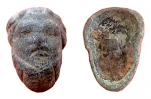 CLD-4030 - Clou décoratif : tête de Silènebronze, ferClou décoratif coulé sur une tige de fer ; en forme de tête d'homme barbu, aux traits épatés (Silène ?)