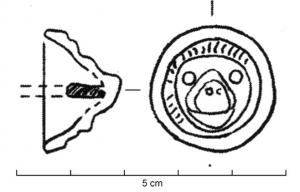 CLD-4104 - Clou de serrure en forme de tête de lionbronzeTPQ : 1 - TAQ : 300Clou de serrure comportant une tête en bronze, en forme de tête de lion (mufle entouré d'une crinière schématique), coulée sur une tige de fer. Un premier cercle est décoré par des lignes incisées qui suggèrent la crinière du lion ainsi que parfois les oreilles; dans le deuxième cercle, les yeux ouverts et la mâchoire sont représentés; le museau du félin est symbolisé dans le triangle sommital.