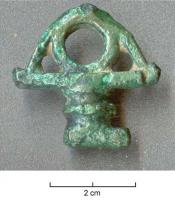 CLE-4011 - Clé
bronze
Clé courte, entièrement coulée et à panneton latéralisé, dont l'anneau de suspension s'inscrit dans un triangle ajouré.