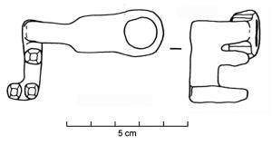 CLE-4032 - Clé à translationferClé à translation ; le manche de section rectangulaire est percé d'un trou à l'extrémité; le panneton est perpendiculaire au manche, mais se prolonge aussi vers le bas dans un plan perpendiculaire au précédent ; les découpes des dents sont adaptées au dispositif symétrique du pêne de la serrure.