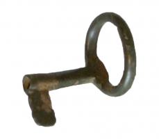 CLE-4129 - Clé-bague à rotationbronzeClé à tige courte et creuse, avec panneton latéral pour serrure à mouvement rotatif. Ce type se caractérise par un anneau perpendiculaire à la tige, dont le diamètre permet encore de porter cette clé en bague, malgré la longueur de la clé.