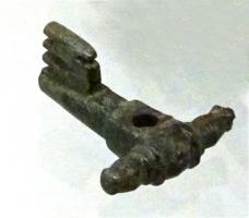 CLE-4146 - Clé à rotationbronzeClé à rotation, entièrement en bronze, manche de section quadrangulaire massive à tête perforée ; le bas est mouluré et le sommet muni de 2 appendices latéraux moulurés.
