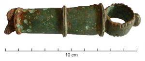 CLE-4149 - Clé à manche cylindriquebronze, ferClé (?) à manche coulé sur une tige de fer, poignée cylindrique interrompue par des moulures transversales franches; au sommet, anneau de suspension plat et bouton sommital.