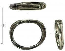 CLE-4155 - Clé-bague à translationargentClé-bague coulée, simple anneau à partir duquel se projette latéralement un panneton ajouré, destiné à une serrure à mouvement latéral.