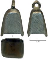 CLT-4007 - ClochettebronzeTPQ : 1 - TAQ : 400Clochette en bronze, de petite taille, de forme trapézoïdale arrondie au sommet, avec à la base 4 ergots bien nets en guise de supports ; un petit trou situé près de la base de l'anneau polygonal servait à la suspension du battant ; de nombreux exemplaires portent de profondes traces de lime.