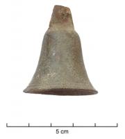 CLT-9005 - Cloche d'avertissementbronzeTPQ : 1750 - TAQ : 1950Clochette moulée en bronze avec un battant composé d'une bille de plomb fixée sur une tige en fer enroulée et suspendue dans la partie supérieure.