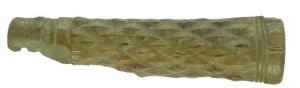 CNF-4074 - Canif : motif de nodositésos, bronze, ferTPQ : 250 - TAQ : 400Manches tubulaires creux qui comportaient vraisemblablement une âme en bois. L'extrémité distale, pourvue d'un axe en fer pour replier la lame, est sur-creusée et ornée de moulures soulignées par des gorges encadrant un méplat qui devait recevoir une virole en alliage cuivreux. L’extrémité proximale porte un décor similaire avec un nombre variable de moulures. Le corps du manche est orné d’un décor de protubérances losangiques obtenu par l’entrecroisement de larges gorges dégagées à la râpe puis adoucies par polissage. 