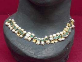 COL-3002 - CollierorCollier composé d'éléments juxtaposés sur un lien comme des perles : chacun d'entre eux se compose d'un cabochon quadrangulaire, serti d'une émeraude, et encadré par deux perles serties.