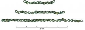 COL-4017 - Collier en queue-de-renardbronzeSimple chaînette, sans pierres ; maillons constitués d'un anneau replié sur lui-même, en forme de goutte ; fermoir de forme variable, généralement très simple. Maille dite en 