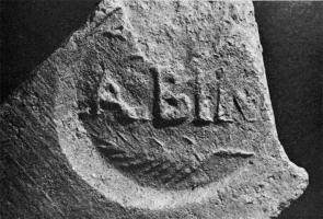 COV-4031 - Tuile / brique estampillée ALBINIterre cuiteTuile ou brique estampillée ALBINI, avec caducée et palme.