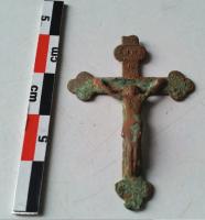 CRF-9034 - Crucifix Souvenir de la MissionbronzeCrucifix aux extrémités polylobées et au Christ mort au modelé moyen souvent allongé mais non filiforme.
Les objets présentent des variations de taille ou de décor mais ils se caractérisent par la présence d'un Titulus Crucis au-dessus de la tête du Crist et prenant la forme d'une cartouche avec l'inscription INRI (Iesus Nazarenus Rex Iudeorum).
Les objets les mieux conservés présentent régulièrement l'inscription au dos (ou une variante) : Souvenir de la mission.