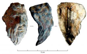 CRU-4048 - CruchebronzeCruche dont l'attache inférieure de l'anse a la forme d'une tête de Pan, barbue, à oreilles pointues et cornes de bouc.