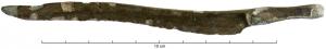 CTO-1040 - Couteau à languettebronzeCouteau à languette non perforée, creusée d'une gorge longitudinale ; dos sinusoïdal.