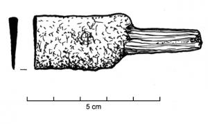 CTO-4022 - Couteau à soie plateferCouteau de taille modeste (jusqu'à 250mm env.), lame large, soie plate. La caractéristique de ce type est le décrochement marqué entre le dos et la soie.