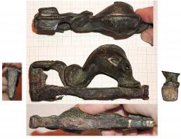 CTO-4046 - Couteaufer, bronzeCouteau à manche coulé en alliage cuivreux, figurant un serpent marin dont le corps forme une boucle.
