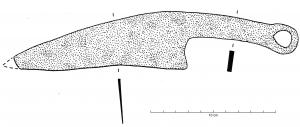 CTO-4090 - CouteauferCouteau à lame triangulaire, dos plongeant, manche de section plate terminée par un anneau, généralement obtenu en repliant l'extrémité affinée de la soie vers le bas.