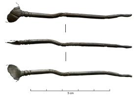 CUI-4042 - Cochlear
bronze
Cuillère à cuilleron rond séparé du manche par une mouluration circulaire encadrée de deux moulutrations simples ; face inférieure du cuilleron striée.