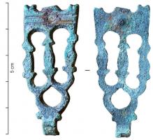 DMC-9010 - Agrafe de demi-ceintbronzeAgrafe triangulaire allongée, au corps ajouré de trois balustres séparés par des arcs outrepassés ; crochet à la base. La fixation sommitale était assurée par un rivet en fer.