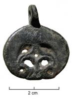 DMC-9016 - Capsula de demi-ceintbronzeCapsula composée d'une plaque circulaire, ornée de reliefs et d'ajours, et percée de deux trous pour la fixation.