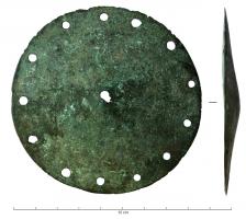 DSQ-2005 - DisquebronzeDisque en tôle, en forme de cône très aplati, percé de nombreux trous près du bord (13) avec une perforation similaire au centre.