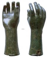 ENS-4002 - Enseigne en forme de mainbronzeTPQ : 1 - TAQ : 250Main traitée en ronde-bosse dans un style réaliste ; au départ du bras, parfois marqué par un fleuron, l'objet est coupé net; on observe souvent à cet endroit un bourrelet et un ou deux trous destinés à des clous maintenant l'objet sur une hampe.