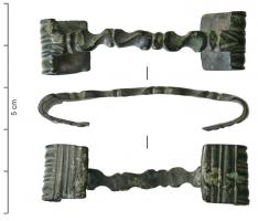 EPE-3031 - Barrette de fourreau d'épéebronzeBarrette coulée, constituée de deux pattes recourbées, destinées à enserrer les gouttières du fourreau, et reliées par une traverse pouvant être décorée d'une succession d'esses plastiques.