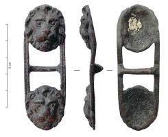 EPE-9023 - Boucle de baudrier d'épée anglaise
bronze
Boucle rectangulaire allongée, avec une barre transversale sur laquelle pivote un ardillon ; aux deux extrémités, têtes de lion (objet doré).