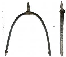 EPR-6007 - Éperon à pointe coniquefer, bronzePetit éperon à pointe rapportée, conique, avec une moulure et un anneau de bronze à la base ; branches courtes de section triangulaire, élargies à leur extrémité pour recevoir un rivet de maintien.