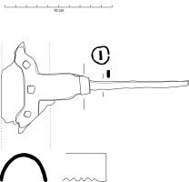 ETE-8001 - étrilleferTPQ : 1450 - TAQ : 1700grattoir en fer denté, de section incurvée, avec un manche attaché par une branche à trois rivets.