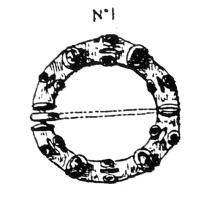FER-7035 - Fermail à cabochonsargentAnneau constitué d'une succession d'éléments de forme diverse (ovales, carrés...) et de cabochons ou bâtes, de couleurs souvent alternées ; l'articulation de l'anneau est marquée par un étranglement (l'ardillon pouvait également être fixé dans une perforation de l'anneau). Un décor peut être ajouté entre les cabochons.