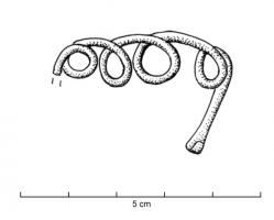 FIB-1109 - Fibule en archet de violonbronzeTPQ : -1200 - TAQ : -1100Fibule à arc filiforme et tendu, asymétrique (pied plus haut que le ressort) ; l'arc filiforme dessine une série de boucles, toutes dirigées vers le bas; ressort unilatéral à 1 large spire.