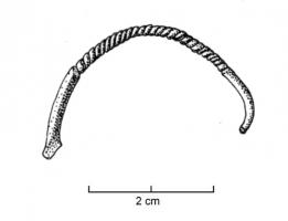 FIB-1118 - Fibule à arc simplebronzeTPQ : -1000 - TAQ : -900Fibule à arc filiforme, en arc de cercle, dont l'arc est entièrement recouvert d'un décor torsadé, sans limitation;  l'extrémité du pied, de section quadrangulaire est simplement écrasée pour former le porte-ardillon ; ressort unilatéral à une spire.