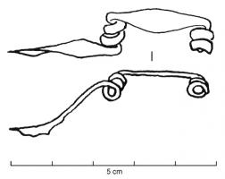 FIB-2012 - Fibule à double ressortbronzeTPQ : -700 - TAQ : -550Fibule dont l'arc aplati, généralement losangique, est interrompu par un ressort unilatéral identique au ressort fonctionnel placé à la tête de l'arc. Porte-ardillon allongé.