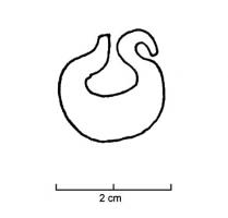 FIB-2023 - Fibule serpentiformebronzeFibule à arc serpentiforme, élargi en croissant et terminé par un ressort à une spire ; pied à long porte-ardillon en gouttière.
