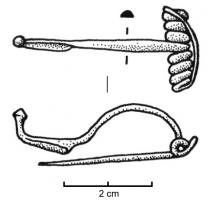 FIB-2053 - Fibule type Golfe du LionbronzeFibule à arc de section plano-convexe; ressort bilatéral long (plus de 6 spires); pied redressé terminé par un bouton conique ou biconique
