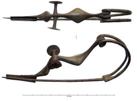 FIB-2083 - Fibule serpentiforme à cornes et disquesbronzeFibule constituée d'un simple fil de bronze, bifide à la tête et formant une paire de spires au contact de l'arc. L'arc forme parfois deux losanges renflés, séparés par une sorte de bâtonnet terminé par deux disques lisses, motif qui peut se répéter deux ou trois fois tout au long de l'arc. Le pied, orné au départ d'une série d'incisions transversales, comporte une porte-ardillon allongé.