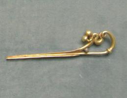 FIB-2548 - Fibule serpentiformeor ou bronze plaquéFibule à arc serpentiforme, ajouts bouletés ; pied effilé, cambré et très allongé.