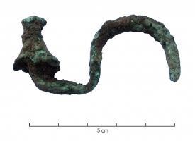 FIB-2665 - Fibule ibériquebronzeFibule à arc massif, dont le pied redressé est couvert d'un bouton en forme de cloche; sans doute un long ressort à arbalète.