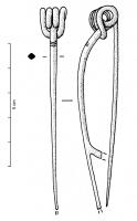 FIB-3067 - Fibule de Nauheim 5b3bronzeTPQ : -120 - TAQ : -50Fibule de Nauheim (soit à ressort à 4 spires et corde interne, porte-ardillon trapézoïdal ajouré) mais à arc filiforme : section losangique. Arc lisse, ou avec un décor très limité (quelques incisions).