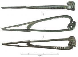 FIB-3124 - Fibule à arc coudébronzeFibule à arc coudé et orné vers la tête de deux filets latéraux incisés ; ressort à 4 spires et corde externe; porte-ardillon triangulaire ajouré, fenestré d'un S.